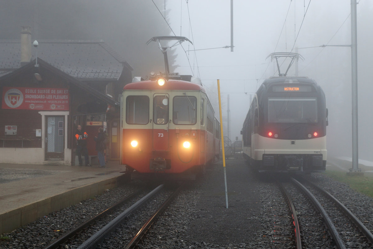 MVR/CEV: Während der Abschiedsfahrt vom 13. April 2016 mit dem alten Pendelzug bestehend aus dem BDeh 2/4 73 (1970), begegneten wir in Les Pléiades dem SURF 7501, der nach der  JUNGFERNFAHRT  bereits wieder für Instruktionsfahrten im Einsatz stand.
Foto: Walter Ruetsch   