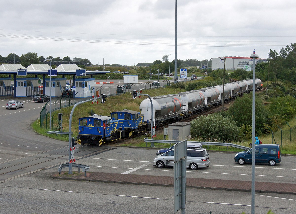 MW: Bei der niederschsische Mittelweserbahn stehen Kf lll V244 mit blauer Lackierung im Einsatz. Am 9. August 2011 konnte eine Doppeltraktion V 244 im Fhrhafen Sassnitz (Rgen) bei einem Rangiermanver fotografiert werden.
Foto: Walter Ruetsch 