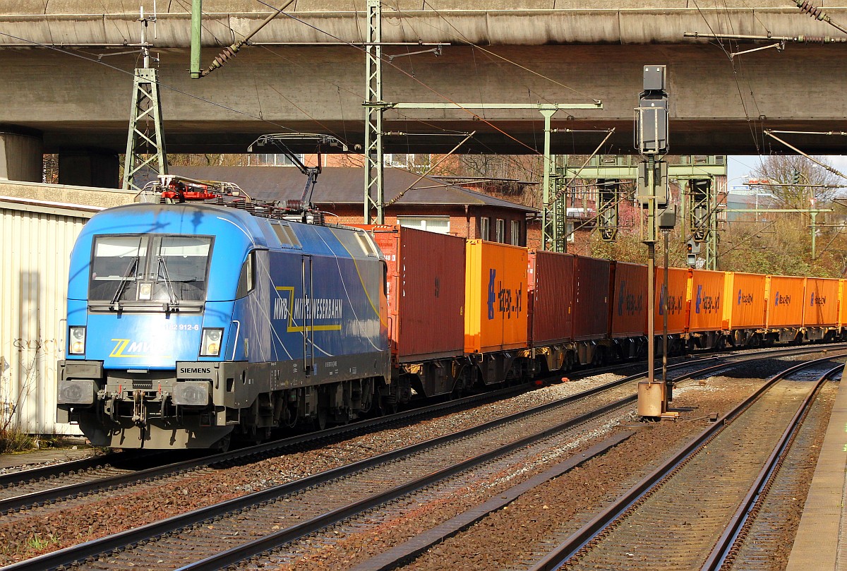 MWB 182 912-6(Unt/LD X/10.06.08, Verl/19.05.15)ist jetzt wieder mit 2 Panthos unterwegs, hier passiert die Lok mit einem Containerzug am Haken den Bhf HH-Harburg. 01.04.2015