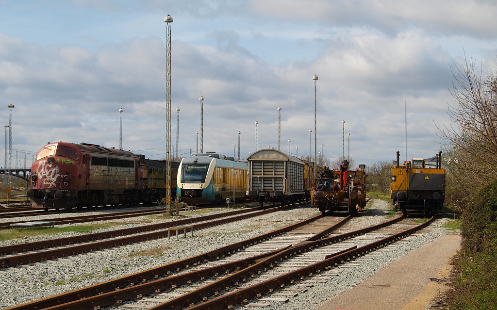 MY 1154 mit dem SPENO Schleifzug, Arriva Lint 41 AR 18 und einige Dienstfahrzeuge abgestellt im Gbf Aarhus. 17.04.2011