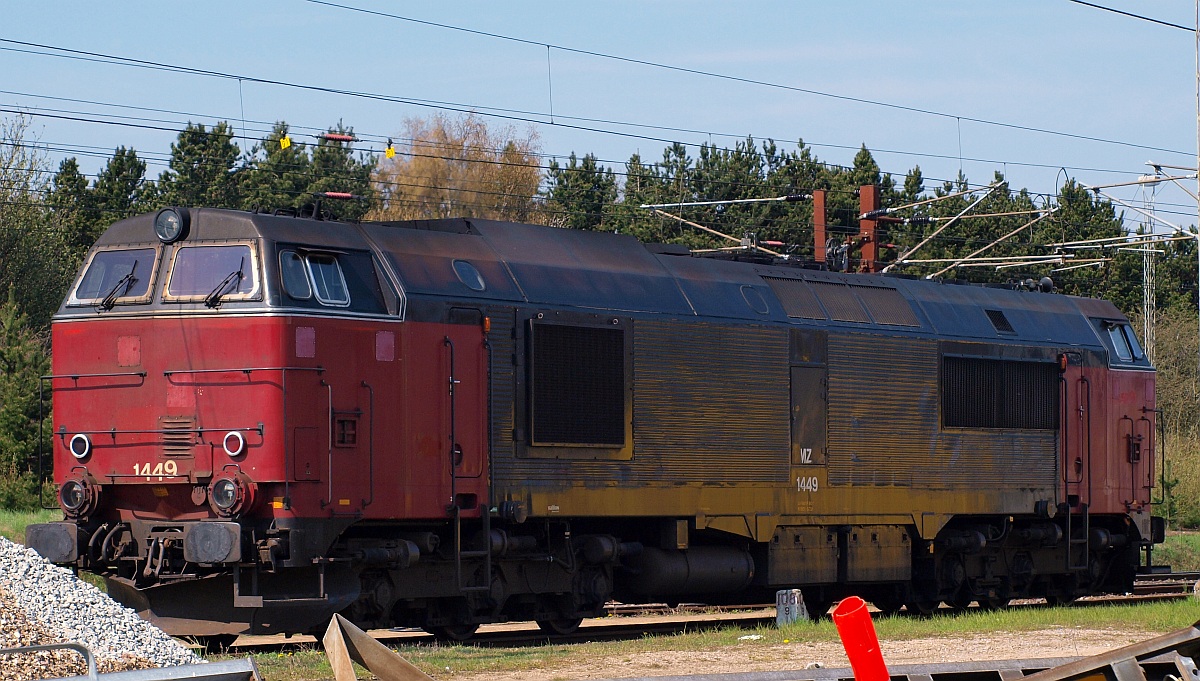 MZ 1449(NOHAB 1977,Seriennr.3015,2900kW,165km/h,123t)steht hier leicht verdeckt in Padborg im Abstellbereich der Contec-Werkstatt und wartet auf neue Aufgaben. Padborg 25.04.2010