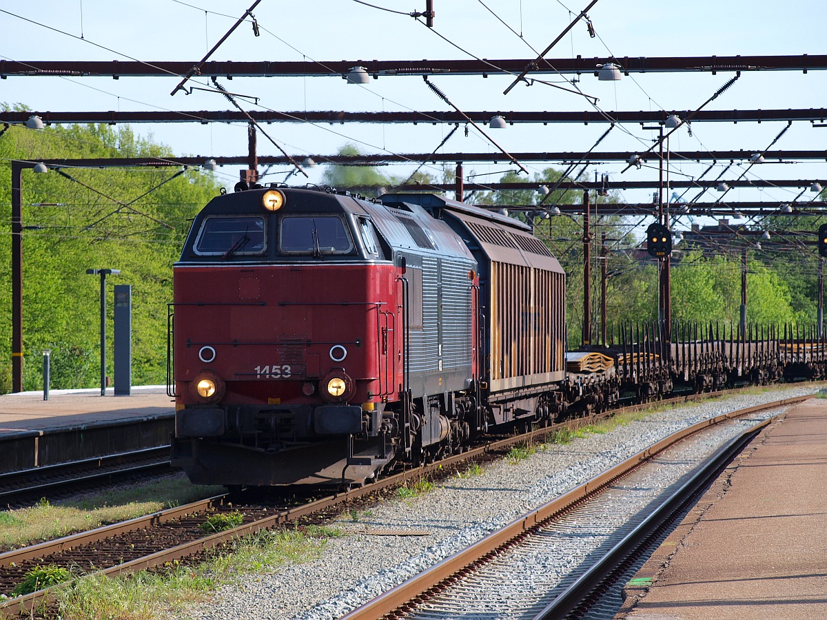 MZ 1453(NOHAB 1977,2900kW,Seriennr.3019,GM Motor 654E3 20-Zyl.)fuhr im Jahre 1978 den dänischen Geschwindigkeitsrekord von 191 km/h auf der Strecke Middelfart-Bred,hatte 1981 einen Zusammenstoß mit einer My/Mx Garnitur und geriet 1994 als Zuglok eines Regionalzuges in Brand. Wieder aufgearbeitet fährt sie seit 2009 für Railion Scandinavia. Hier rollt sie mit einem Gz durch den Bhf von Fredericia. 20.05.2010