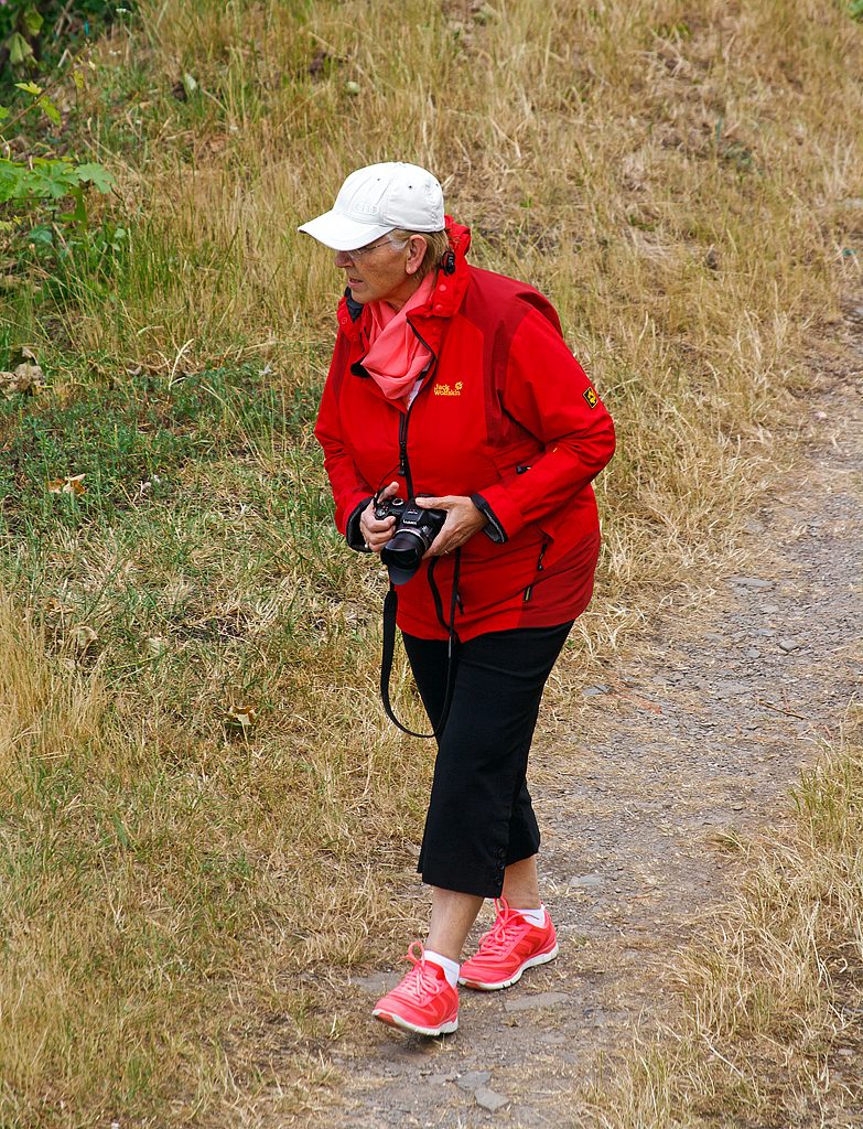 
Na ist da was.....
Eine Fotografin auf Motivsuche am 21.06.2014 oberhalb von Alken (Mosel).  
