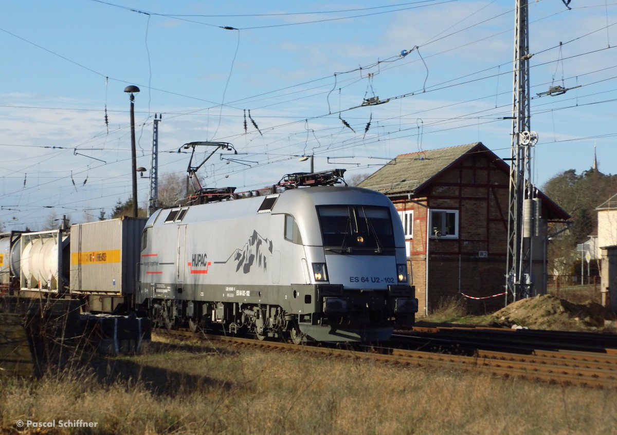 Na endlich mal wieder was anderes! In den letzten Monaten gab es hier nur WLB-Cargo-Loks vor den Containerzügen. Vor einigen Jahren waren schon einmal regelmäßig HUPAC-Loks auf dieser Strecke und nun das comeback mit 182 602, 11.01.2014.