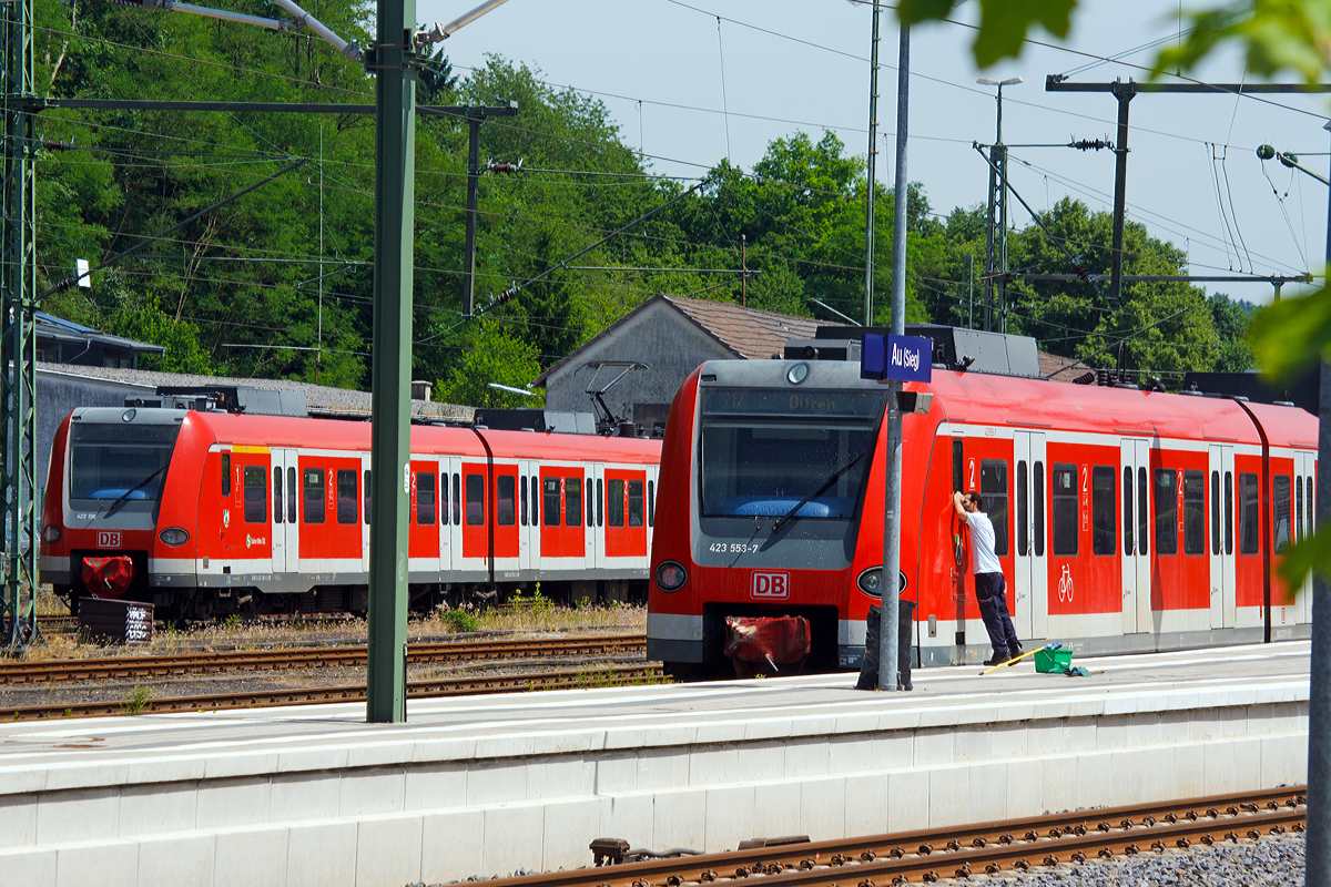 
Na, hab ich den Zndschlssel etwa stecken lassen...
Bei einem ET 423 am 10.06.2014 im Bf Au(Sieg).