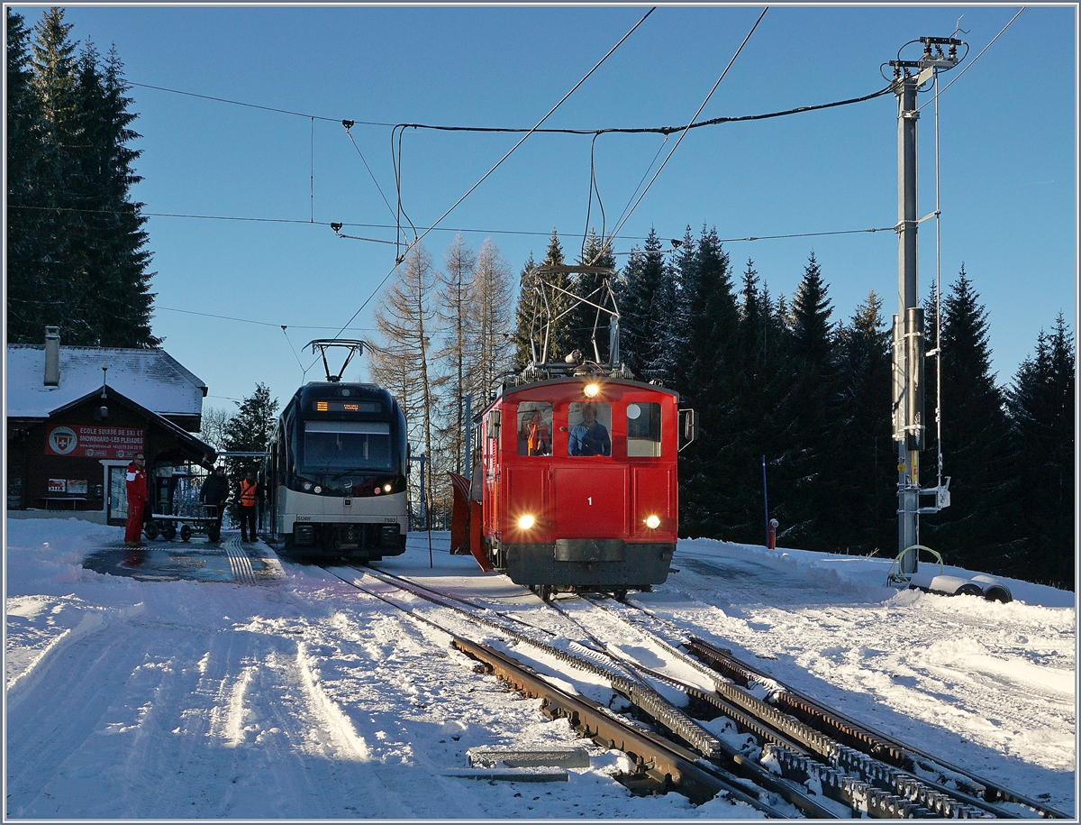 Nach der Ankunft des CEV MVR ABeh 2/6 7503  Blonay-Chamby  auf Les Pléiades macht sich die HGe 2/2 N° 1 (1991 / MFO) mit ihrer X rot 91 nach getaner Arbeit auf den Weg nach Blonay. 

10. Jan. 2019 