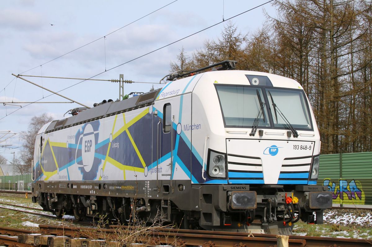 Nach der Ankunft in Flensburg-Weiche wurde die EGP 193 848 ziemlich unglücklich auf einem Stumpfgleis abgestellt, ihre Sonnenseite konnte nicht ohne Gestrüpp und herausgerissene Gleisjoche fotografiert werden, Flensburg-Weiche 01.04.2022