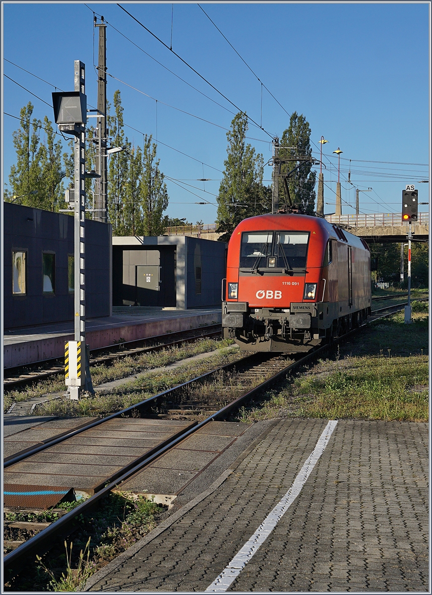 Nach der Ankunft mit ihrem NighJet rangiert die ÖBB 1116 091 in Bregenz. 
26. Sept. 2018