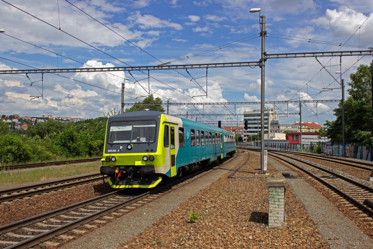 Nach einer Anpassung an das tschechische Netz erhielten die ersten angekauften 628 eine Lackierung in t�rkis mit einer wei�/gr�nen Front. Bei den sp�ter �bernommenen Triebwagen verzichtete man auf diese farbliche Hervorhebung und gestaltete die Triebwagen fast vollst�ndig in t�rkis.