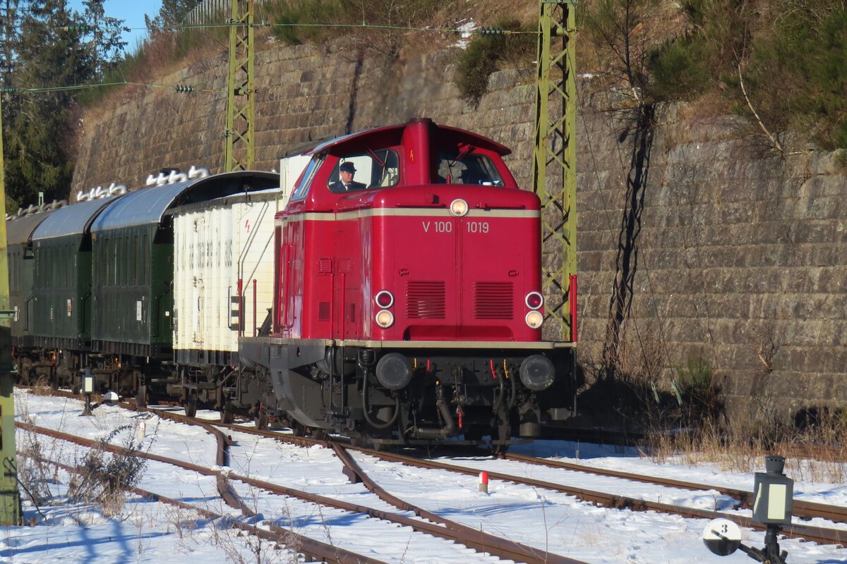 Nach das aussteigen der Fahrgasten verlasst am 30 Dezember 2024 V 100 1019 der UEF der Bahnhof von Seebrugg um ins Abstellbereich zu geraten, wo die Zug für den 2.Sonderfahrt vorberitet wird -und von offenbarer Stelle aus fotografisch 'gerettet' wird.