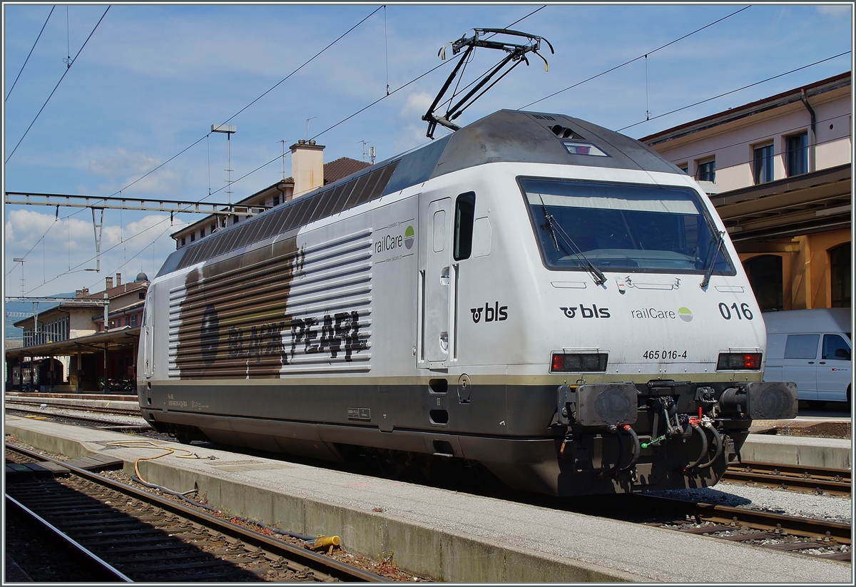 Nach der BLS Re 465 016  CAT'S EYE  /Katzenauge nun die Schwarze Perle: Die BLS Re 465 015 in Chiasso.
5. Mai 2014