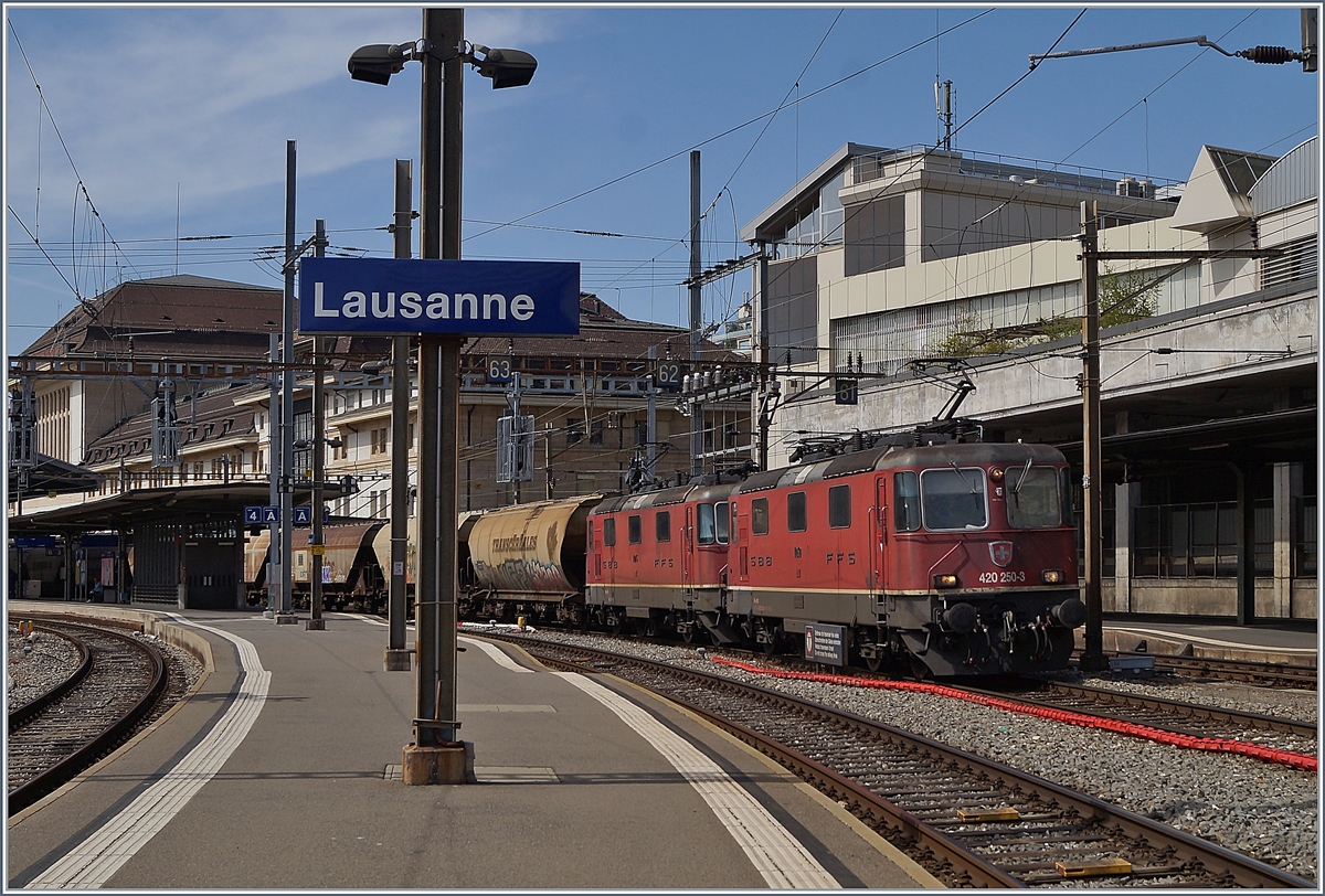 Nach dem Abwarten der Blockdistanz in Lausanne setzen die beiden Re 4/4 II 11250 und 11275 mit dem Spaghetti-Zug von Frankreich nach Italien ihre Fahrt fort. Der Zug besteht aus 17 Uagpps (o.ä.) bzw. die beiden Loks haben 68 Achsen am Hacken. 

17. April 2020