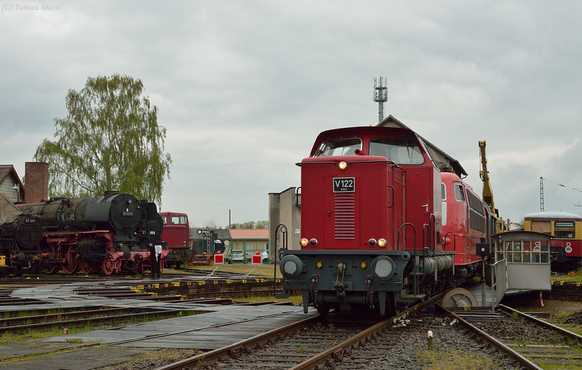 Nach dem Ankuppeln wurde 103 101-2 wieder von V122 (265 602) von der Drehscheibe am 23.04.2016 im Eisenbahnmuseum Darmstadt-Kranichstein gezogen