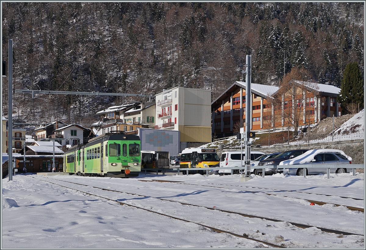 Nach dem Fahrtrichtungswechsel in Le Sépey setzen die beiden TPC Triebwagen BDe 4/4 402 und 402 ihre Fahrt nach Les Diablerets fort. 

11. Jan. 2021