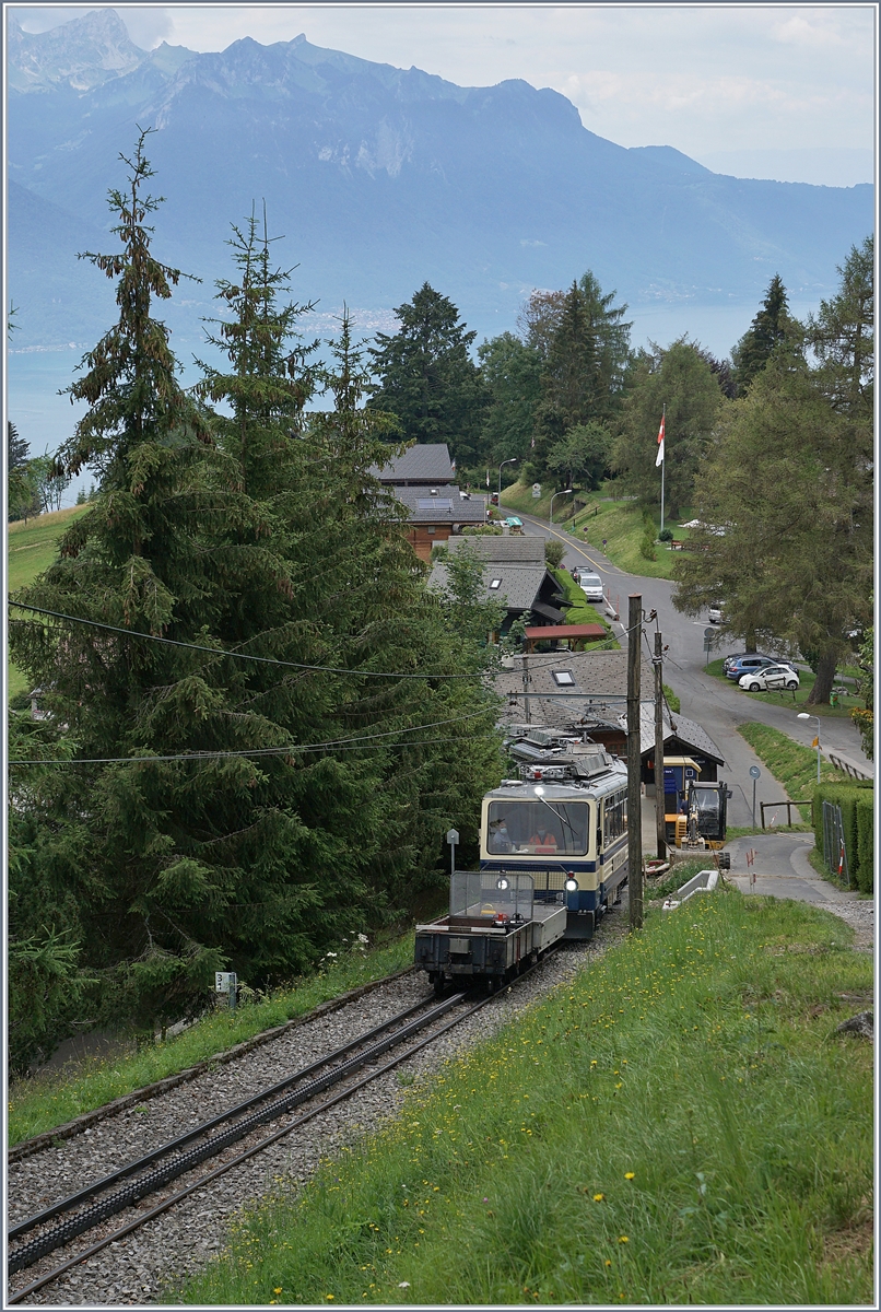 Nach dem Halt in Haut de Caux setzen die beiden Bhe 4/8 304 und 305 ihre Fahrt zum Rochers de Naye fort. 

24. Juli 2020