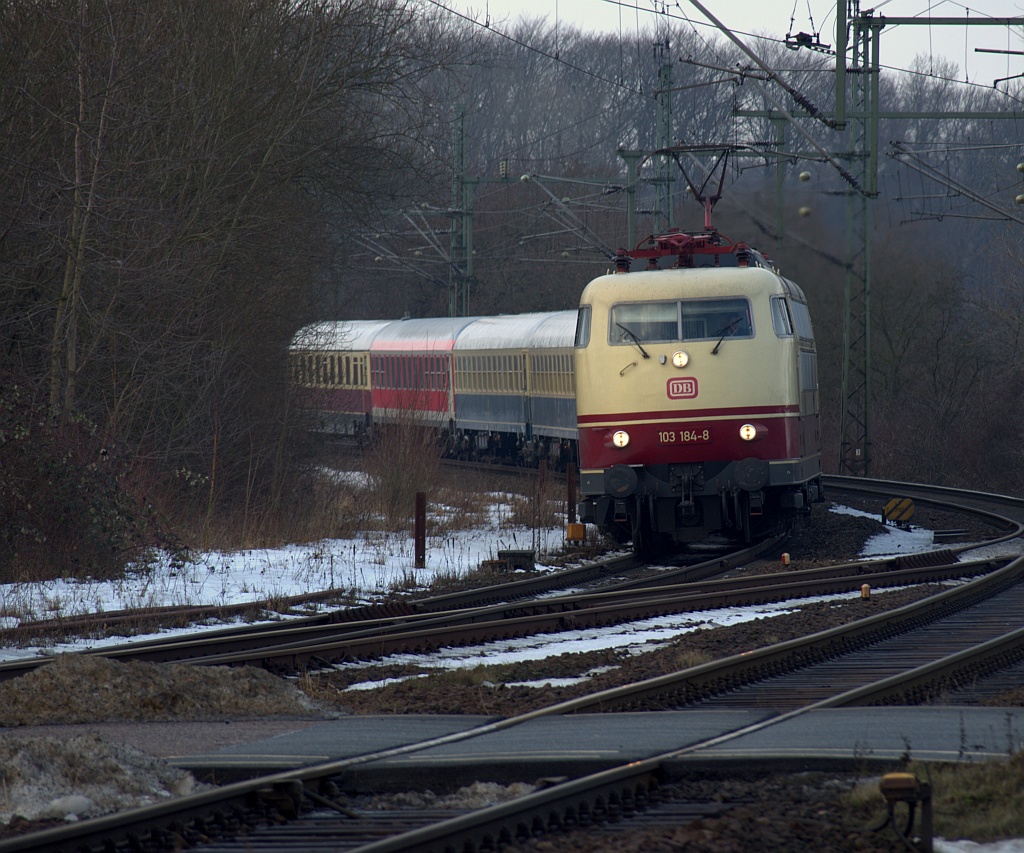 Nach dem jetzigen Stand der Dinge werde wir sie wohl nur noch als Museumsmumie wiedersehen denn bisher verweigert man ihr neue Radsätze und die HU, deswegen hier nochmal ein Foto der 103 184-8 wie sie mit dem bunten IC 2417 Hanseat in Schleswig einfährt. 09.01.2011