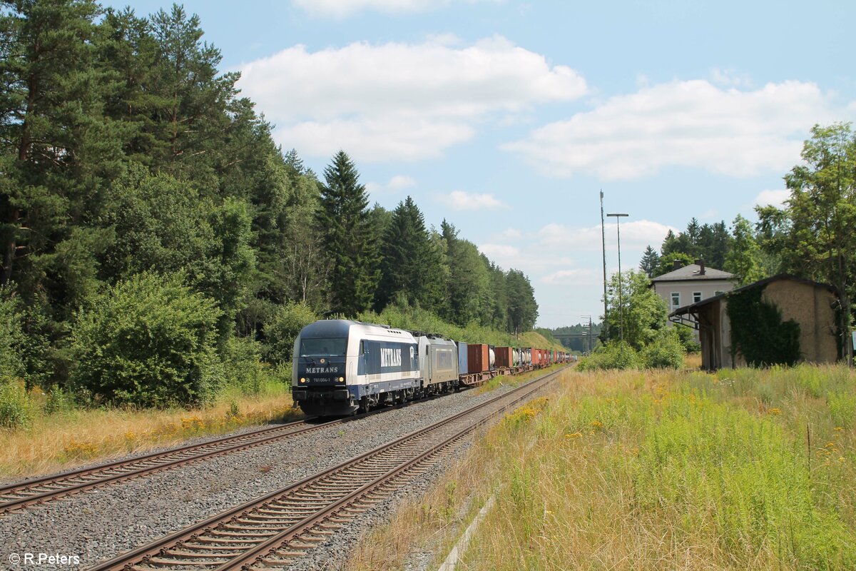 Nach dem Kopfmachen in Marktredwitz führt nun 761 004 vor 386 034 und em Elbtal Umleiter, durchfahrt Röslau in Richtung Hof. 21.07.21