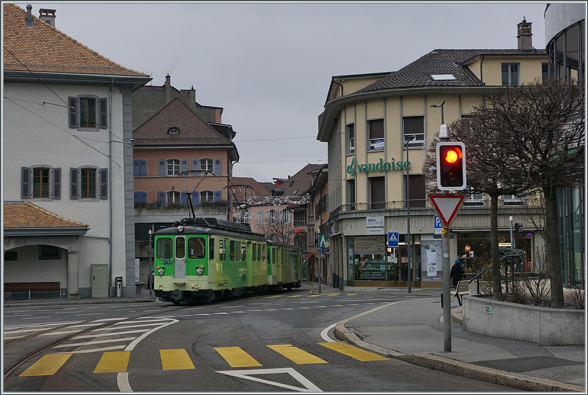 Nach dem kurzen Halt in Aigle Marché verschwindet der A-L BDeh 4/4 301 mit seinem Bt 352 in der Altstadt von Aigle, um wenige Minuten später den Bahnhof von Aigle zu erreichen

3. Jan. 2021