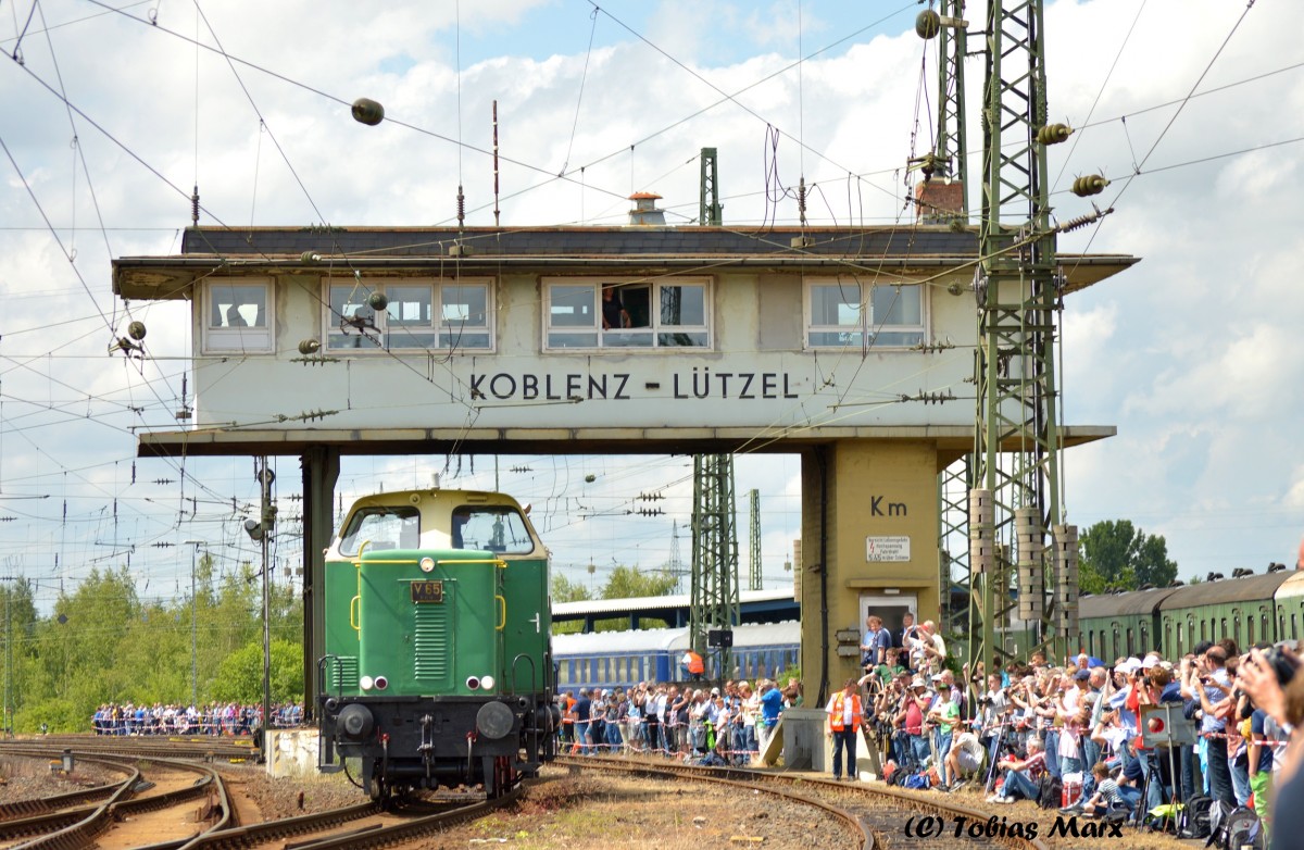 Nach drei Ostloks kam wieder eine Westlok. V 65, auch Inge genannt, der Brohltalbahn GmbH passierte zahlreiche Zuschauer. Aufgenommen am 13.06.2015 beim Sommerfest in Koblenz