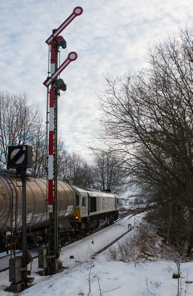 Nach einem Kreuzungshalt bekam am 06.01.15 die Mühldorfer 247 051-6 in Thann-Matzbach Ausfahrt Richtung Mühldorf.