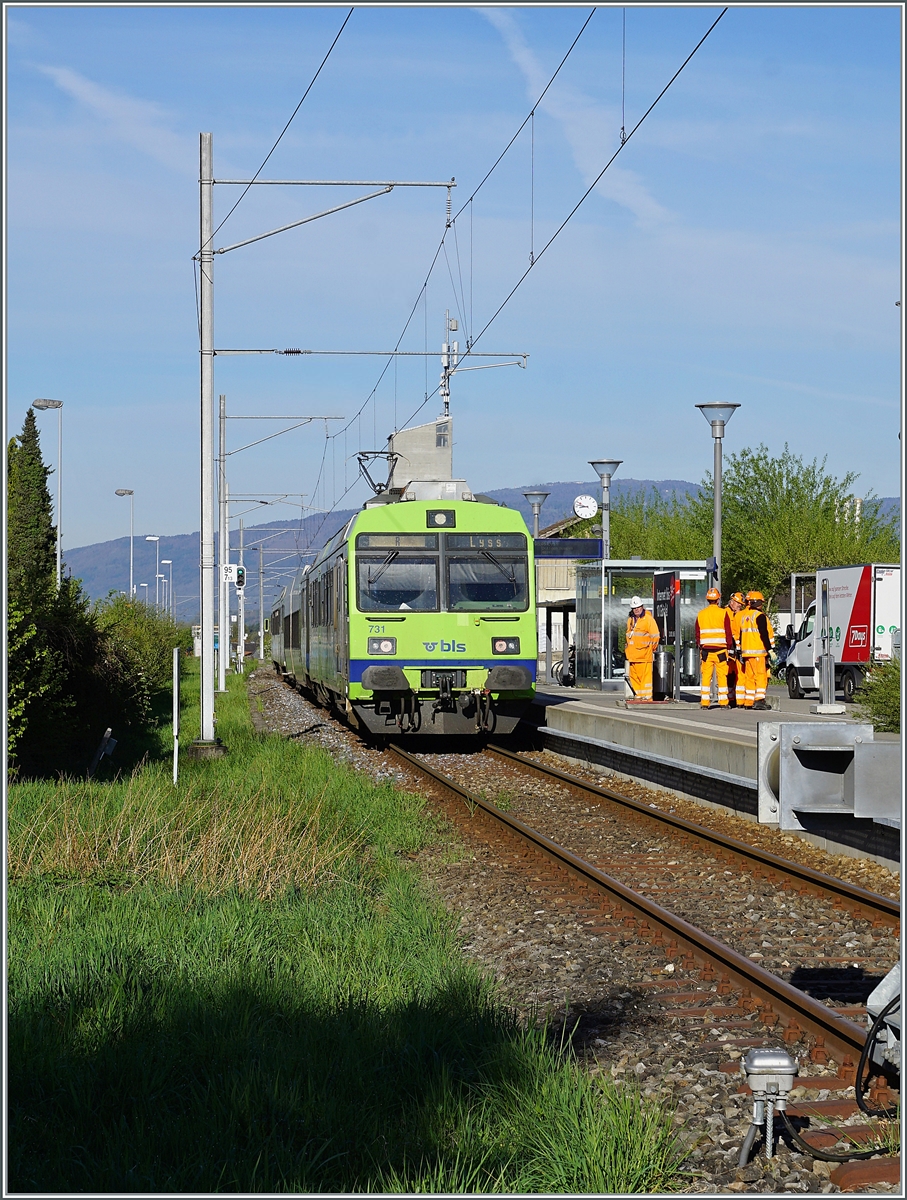 Nach einem kurzen Aufenthalt verlässt der der BLS RBDe 565 731 (94 85 7 565 731-7 CH-BLS) mit seinem Regionalzug Büren an der Aare in Richtung Lyss. 

19. April 2022