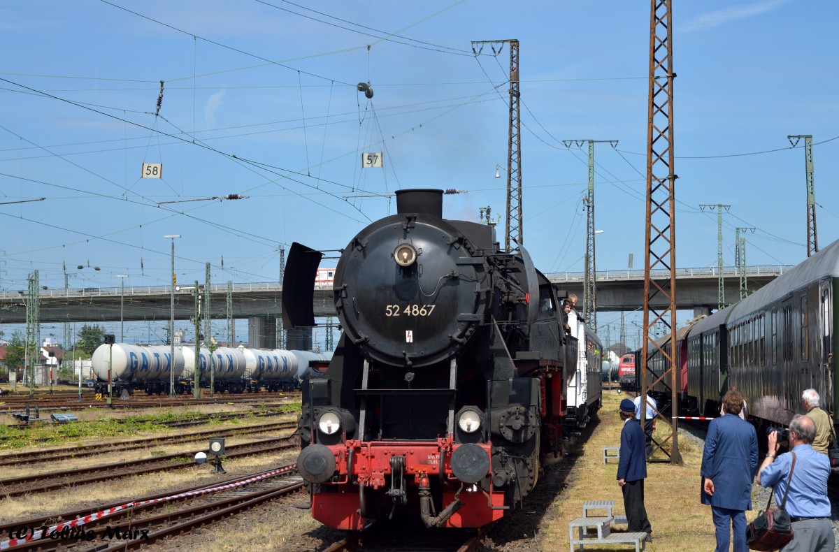 Nach einigen Rangiermanövern konnte die 52 4867 (HEF) ins BW Hanau zum Lokschuppen-Fest am 14.06.2015 einrollen.