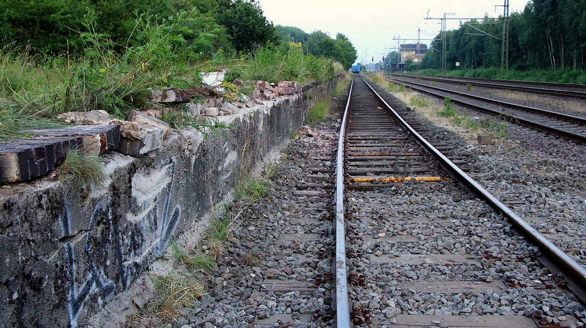 Nach der Entgleisung in/an der Ladestrasse in Jübek am 19.07.2022  sind die Spuren deutlich zu sehen....