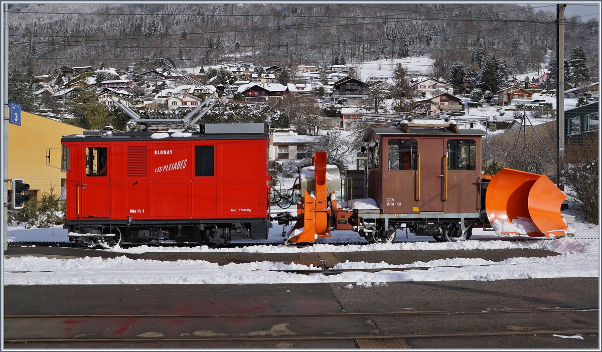 Nach getaner Arbeit auf der Strecke nach Les Pléiades erreicht die CEV HGe 2/2 (Baujahr 1911) und die X rot 91 den Bahnhof von Blonay und werden rasch in den Lokschuppen gebracht. 

29. Jan. 2019