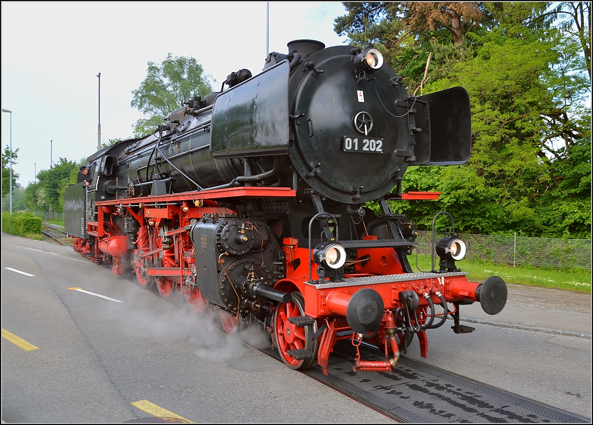 Nach getaner Arbeit, die Wgen sind abgestellt und 01 202 macht sich auf dem Weg ins Locorama in Romanshorn. Mai 2015.