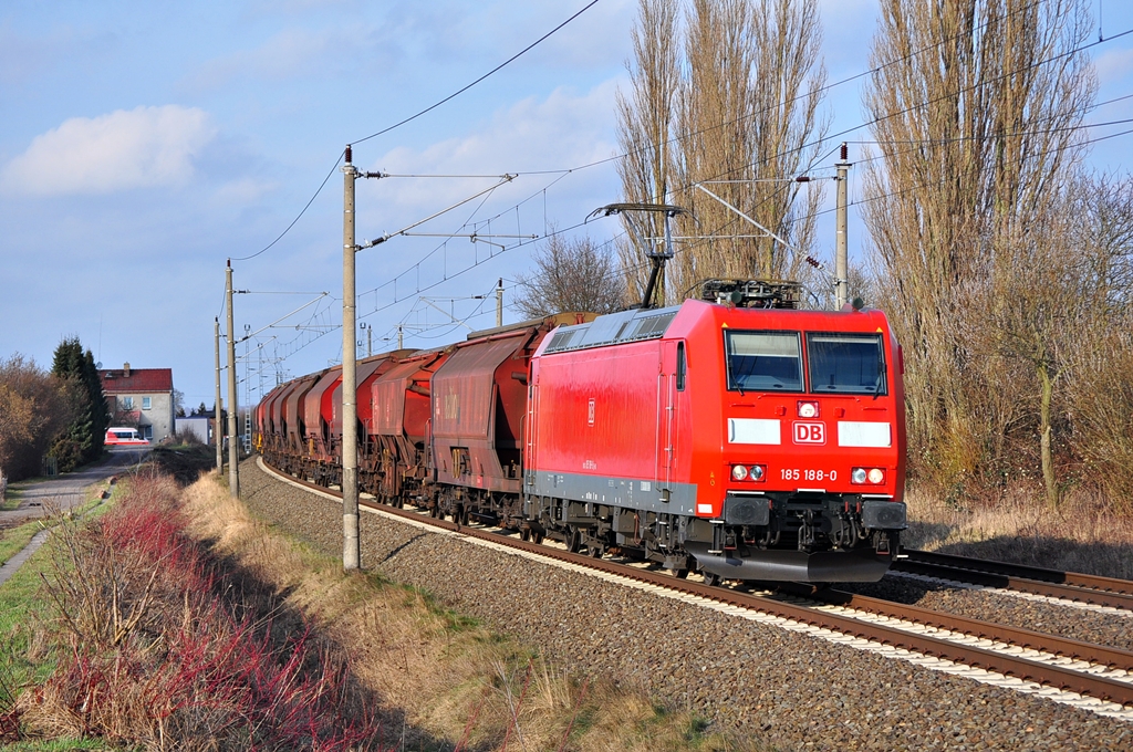 Nach einer größeren Unfallreparatur im Aw Dessau ist die 185 188 wieder aktiv.Am 14.02.2014 bespannt sie einen leeren Steinsalzzug nach Baalberge.Der in Wismar gestartete Zug wurde in Schwerin-Medewege geknipst.