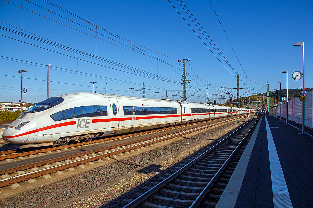 
Nach ICE-Brand am 12.10.2018 bei Montabaur war die Schnellstrecke Frankfurt-Köln gesperrt, seit Samstag den 20.10. wird wieder eingleisig im betroffen Streckenabschnitt gefahren. Die Züge halten aber nicht in Montabaur und Limburg Süd, dafür gibt es einen separaten Pendelverkehr zwischen Frankfurt und Montabaur....
Das stärker beschädigte Gleis muss komplett saniert werden. Wann es wieder benutzt werden kann und somit der Regelverkehr wieder läuft, ist noch unklar.

Hier rasen gerade am 20.10.2018 zwei gekuppelte ICE 3 der BR 403 (Tz 363 „Weilheim i. OB“ und Tz 358 „St. Ingbert“ durch den Bahnhof Montabaur in Richtung Köln.
