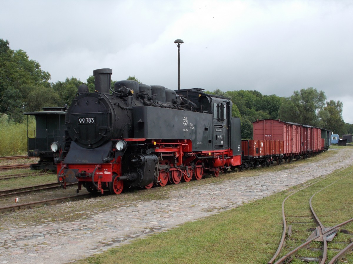 Nach ihrer jahrelanger Abstellung auf dem Putbuser Millionengleis fand 99 1783 im Traditionsbereich einen neuen Abstellplatz.Aufnahme vom 04.August 2014.
Platz.2(Bild des Monats)August.2014
