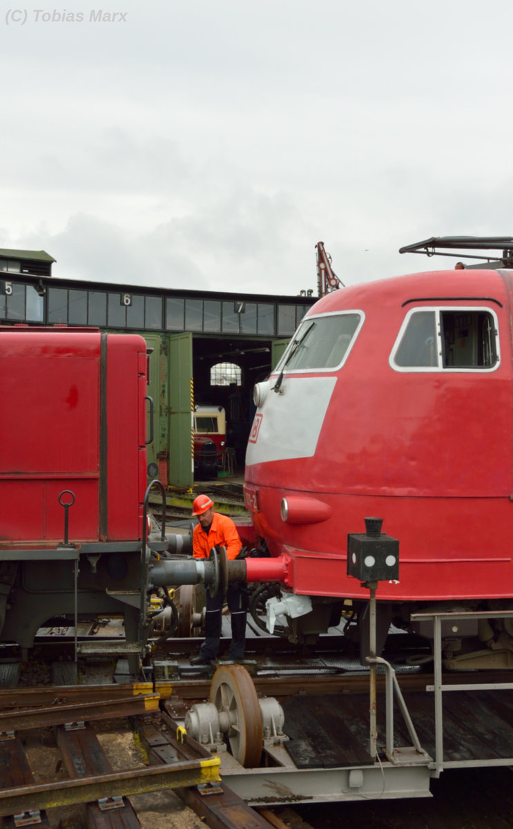 Nach ihrer Runde auf der Drehscheibe wurde 103 101-2 am 23.04.2016 wieder an die V122 (265 602) gekuppelt