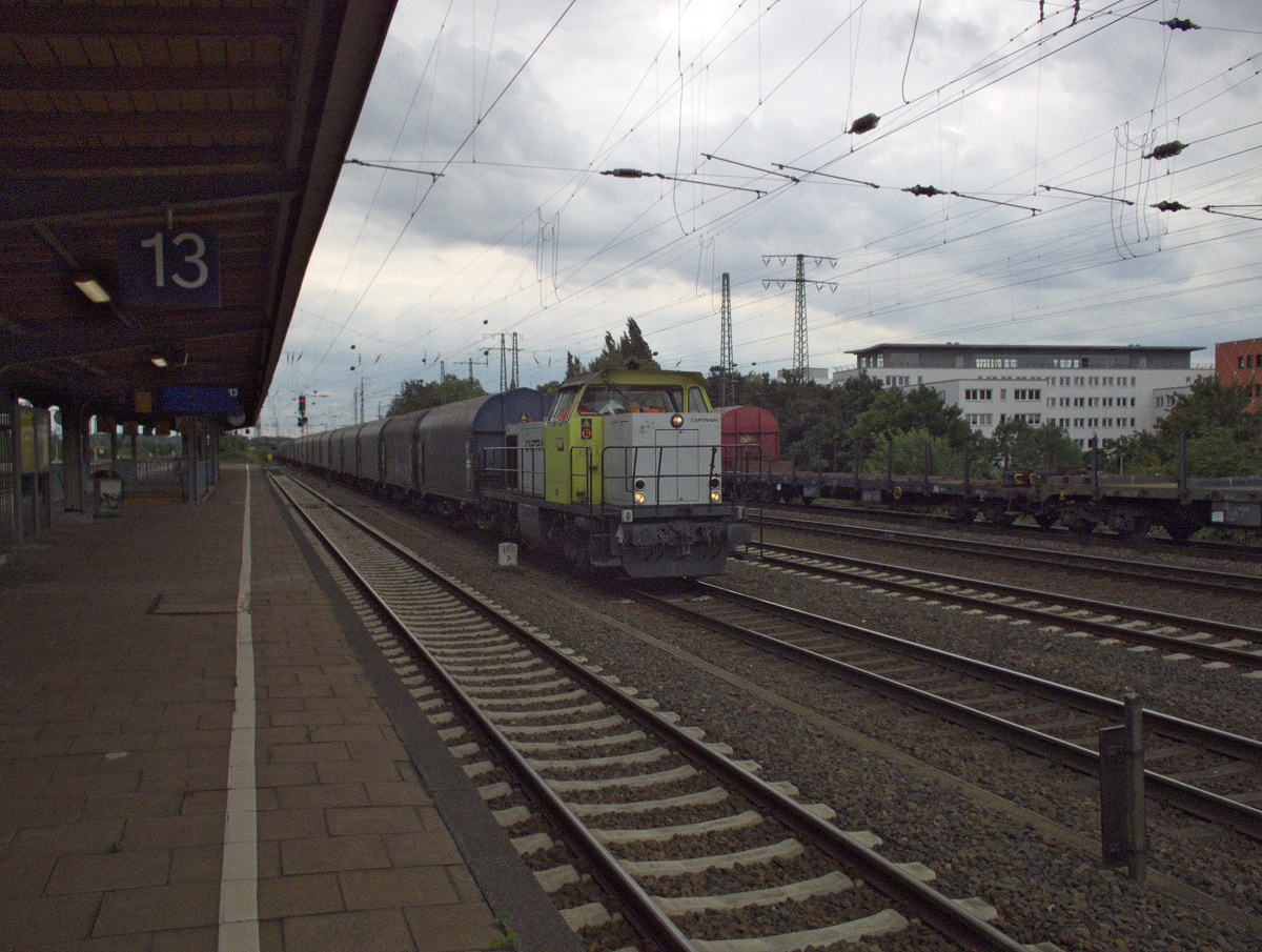 Nach knapp zwei Stunden Wanderung durch scheinbar verwaiste Industrieanschl�sse wurde am 22.08. im Hammer Hafen doch noch ein G�terzug gefunden. 209 006 der TWE, die diesen bespannte ist hier eine gute halbe Stunde sp�ter und nach Umsetzen im G�terbahnhof in n�rdlicher Richtung im Bahnhof Hamm zu sehen.