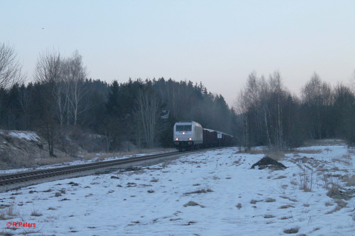 Nach der Kreuzung ging es weiter und 76 111 durchfährt den ehemaligen Bahnhof Seußen mit dem 48340 XTCH - Könitz Schrottzug. 21.02.15