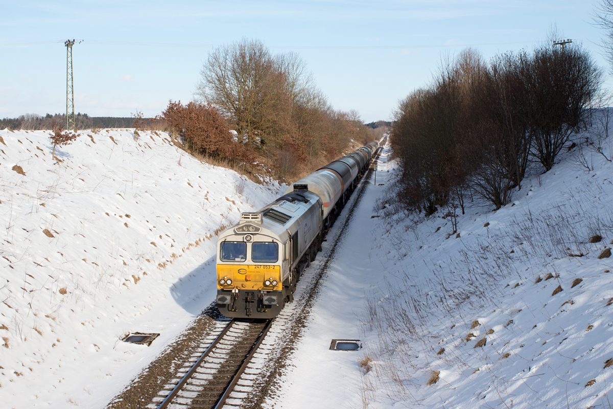 Nach längerer Zeit habe ich wiedermal den samstäglichen Kesselzug, der in den frühen Nachmittagsstunden von Mühldorf nach München-Nord verkehrt, im Bild festgehalten. 247 053-2 hatte ihn am 31.01.15 am Haken und wurde so in Wimpasing, Nähe Ottenhofen, verewigt.