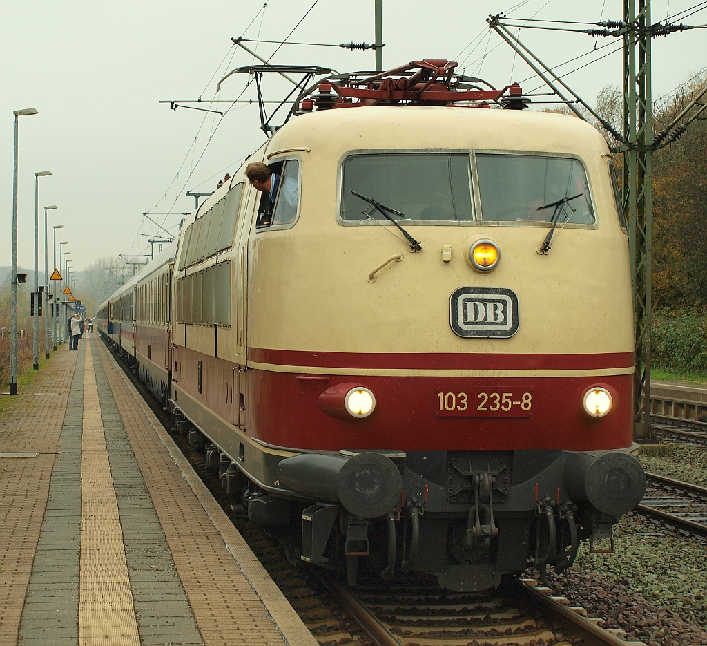 Nach langem Ausfall und erfolgreicher Reparatur kam dann doch nochmal eine E03 in den Genuss den IC 2410/17 zu ziehen. Hier am 30.10.2011 ist es die 103 235-8 die diese Aufgabe erfüllen durfte und gleich Schleswig verlassen wird. 