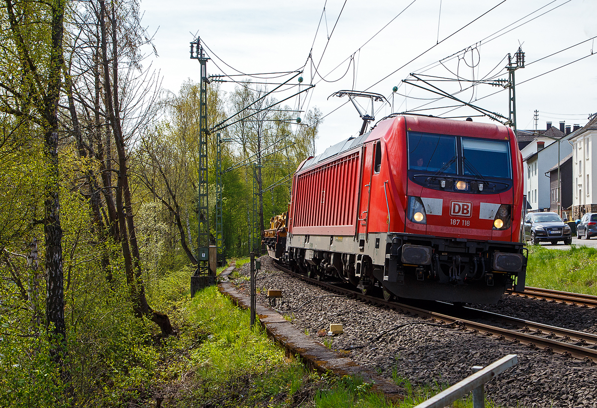 Nach Ostern endlich nochmal ein Güterzug...
Die 187 118 (91 80 6187 118-5 D-DB) der DB Cargo fährt am 21.04.2022 mit einem gemischten Güterzug durch Kirchen (Sieg) in Richtung Siegen. Einen lieben Gruß an die nette Lokführerin zurück.

Die TRAXX F140 AC3 wurde 2017 von Bombardier in Kassel unter der Fabriknummer KAS 35272 gebaut und an die DB Cargo AG geliefert.