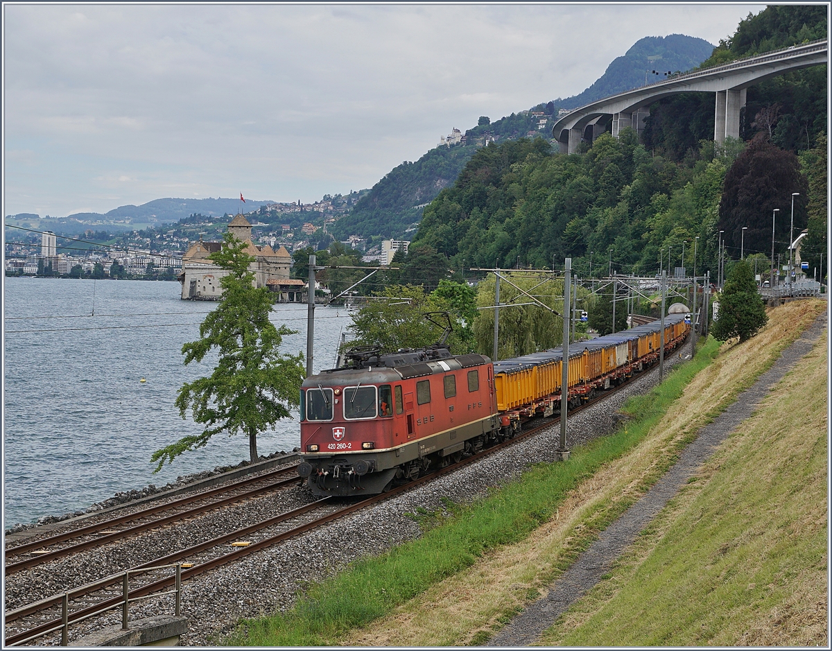 Nach der raschen Wegfahrt des SBB Flirts nimmt auch die SBB Re 420 260-2 mit ihrem Güterzug wieder Fahr auf. 

24. Juli 2020