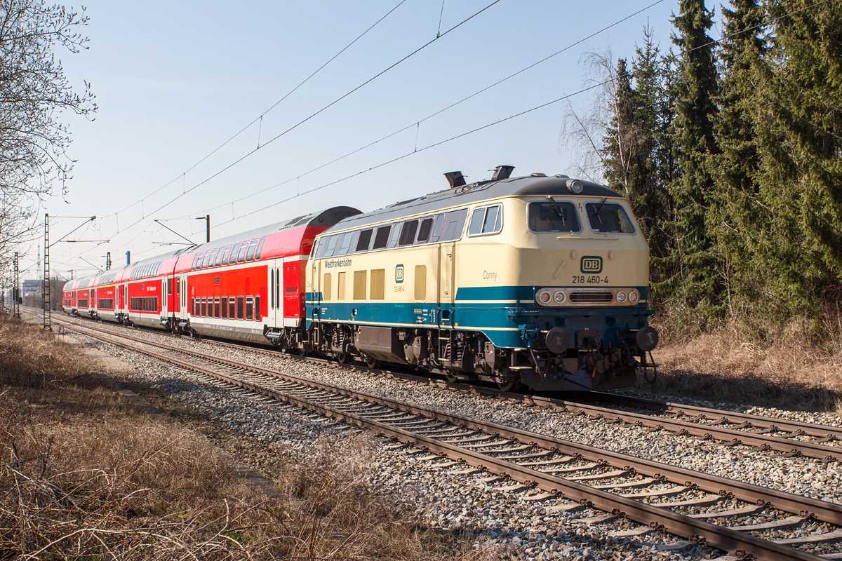 Nach der Reparatur eines Turboladerschadens an der 218 460-4 der Westfrankenbahn, die im Bahnwerk Mühldorf vorgenommen wurde, ist aufgrund von Reparaturen an mehreren 245ern selbige Lok am 13.03.17 im 245-Umlauf auf der KBS 940 München - Mühldorf eingesetzt worden.

Hier ist sie schiebend nach München Hbf in Poing zu sehen.