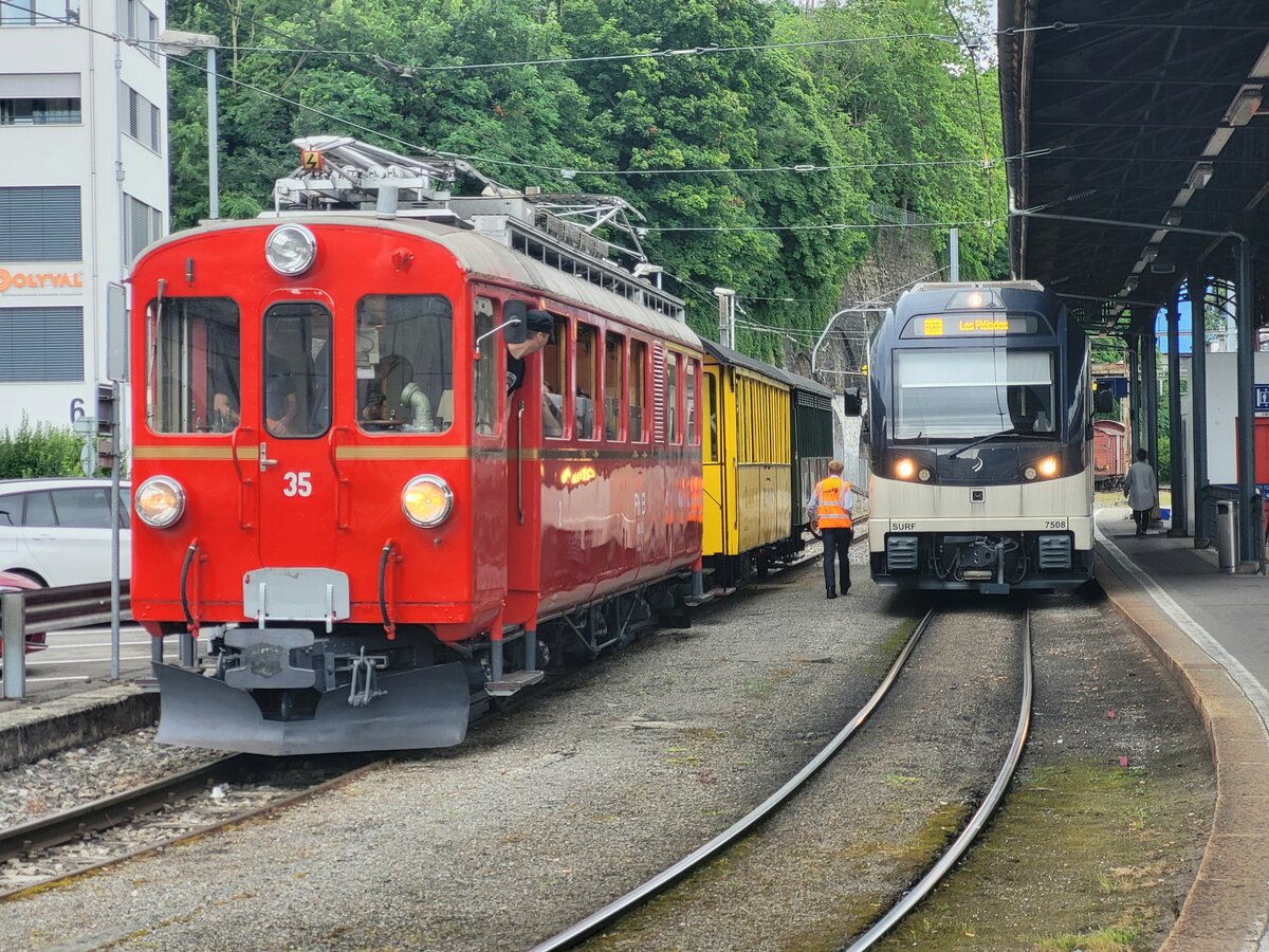 Nach der Revision ist der RhB ABe 4/4 35 der Blonay Chamby Bahn wieder im Einsatz. Hier auf seiner ersten Fahrt nach der Aufarbeitung mit den Riviera Belle Epoque Express in Vevey, kurz vor der Abfahrt. Erfreulicherweise ist der Zug ausschließlich mit RhB Fahrzeugen zusammengestellt.
Das Bild konnte gleich nach der Anfertigung hochgeladen und gezeigt werden, ist also noch ganz  druckfrisch  .

30. Juni 2024