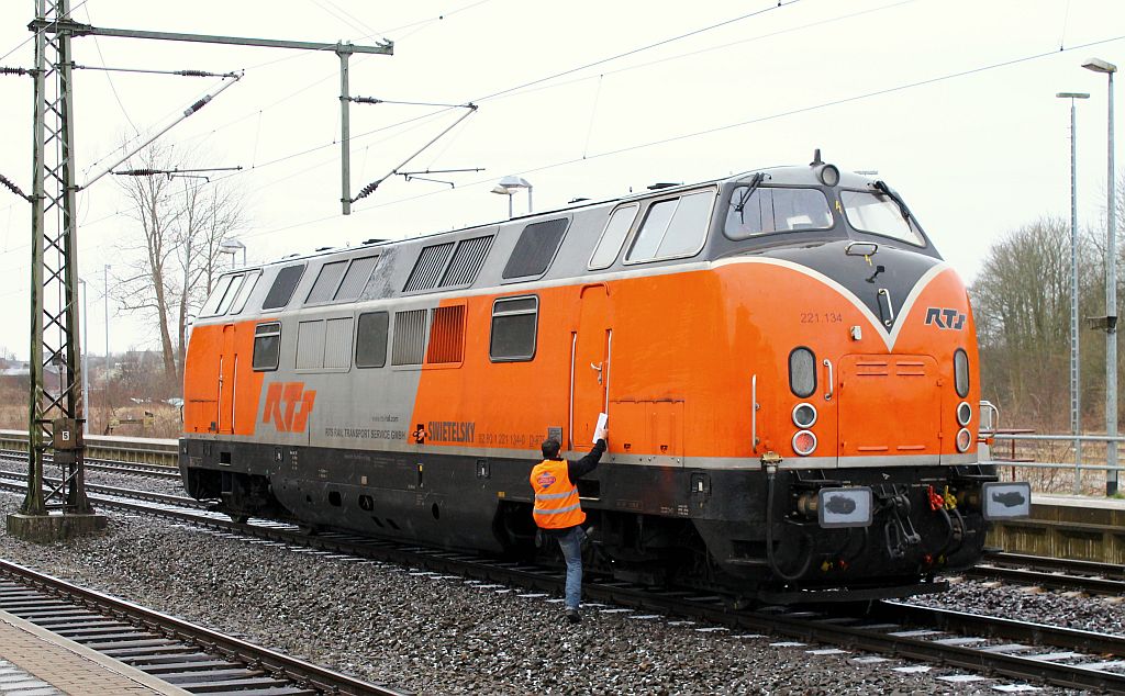 Nach Rücksprache mit dem FDL ging es für die 221 134-0 mit der Notfallnr.99910 nach Flensburg um dort zwei E-Loks aus einer misslichen Lage zubefreien. Schleswig 08.03.2013