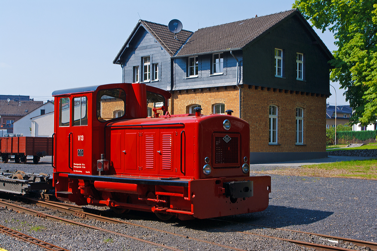 
Nach über 40 Jahren wieder in der alten Heimat....
Die V13 (O&K 25965), ex Zillertalbahn D11 (Zillertaler Verkehrsbetriebe AG), ex  V13 der RSE (Rhein-Sieg-Eisenbahn AG) ist wieder in Asbach/Westerwald, hier am 08.06.2014 Museum Asbach.
Im Hintergrund das ehem. Bahnhofgebäude.

Die Dieselhydraulische-Schmalspur-Lok vom Typ MV 8 wurde 1960 von Orenstein & Koppel AG im Werk in Dortmund-Dorstfeld unter der  Fabriknummer  25965 gebaut und an die RSE - Rhein-Sieg-Eisenbahn AG mit Sitz in Bonn-Beuel  als V 13 geliefert, nach der Einstellung des Schienenverkehrs (Bröltalbahn, eine 785 mm Schmalspurbahn) wurden die verbliebenen drei Dieselloks (V11, V12, V13) an die Zillertalbahn verkauft, und auf die Bosnischen Spurweite von 760 mm umgespurt.

TECHNISCHE DATEN:
Lieferfirma: Orenstein & Koppel Dortmund-Dorstfeld
Baujahr: 1960
Fabriknummer: 25965
Type: MV 8
Achsanordnung: B
Spurweite: 785 mm (im Zillertal 760 mm)
Länge über Puffer: 5.490 mm
Gesamtachsstand: 1.500 mm 
Größte Höhe: 2.905 mm 
Größte Breite:  2.350 mm 
Treibraddurchmesser: 700 mm
Dienstgewicht (mit vollen Vorräten): 18,0 t
Bremsgewicht :14.5 t
Größte Achslast: 9,0 t  
Kraftstoffvorrat: 190 l
Motor: Orenstein & Koppel wassergekühlter 6-Zylinder-Viertakt-Dieselmotor vom Typ 116 V6 D
Leistung: 140 PS (103 kW) bei 1.500 U/min
Kleinste Dauergeschwindigkeit: 2,5 km/h
Höchstgeschwindigkeit: 20,0 km/h
Zylinderdurchmesser: 120 mm
Kolbenhub: 160 mm
Hubraum: 10,85 Liter
Traktionsart: Diesel - hydraulisch 
Getriebe: VOITH  Zweigang-Turbogetriebe Wandler + Kupplung, Typ L 22 nV  
Kühlanlage: 0 & K - Kühlanlage
Antrieb: Blindwelle und Kuppelstangen
Bremse: Handspindelbremse; Druckluftbremse für Lok 
Anfahrzugkraft am Rad: 48,6 kN
Dauerzugkraft am Rad: 12,9 kN