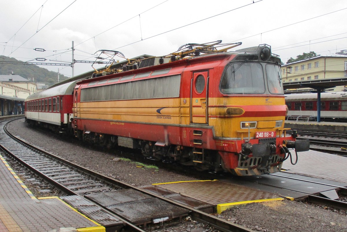 Nach Umsetzen steht eine halbe Stnde nach Ankunft ZSSK 240 118 wieder abfahrtbereit mit ein RE nach Puchov und Zilina. Es ist 19 September 2017 und es regnet noch immer ein Bisschen.