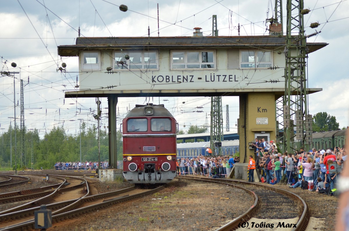 Nach der V 65 kam nun wieder eine Ostlok. 120 274 des Eisenbahnmuseum Arnstadt. Der Spitzname der 120 ist Taigatrommel. Dieser Name leitet sich zum einen von der Herkunft dieser Loks ab und zum anderen von dem trommeln des Motors. Dieses trommeln wurde aber mit einem Schalld�mpfer gemindert. Aufgenommen am 13.06.2015 beim Sommerfest in Koblenz