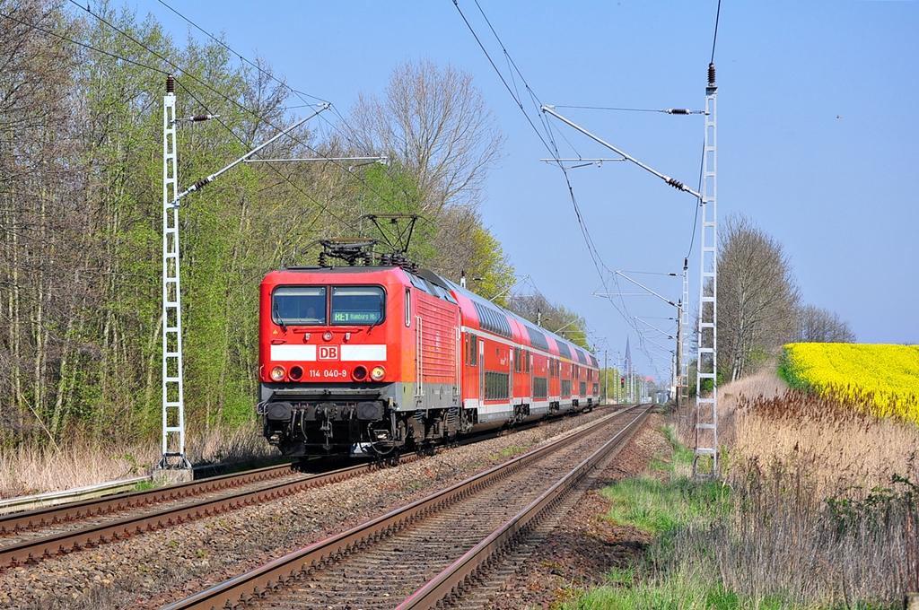 Nach wie vor glänzen die Loks der BR 120.2 mit beachtlichen Ausfallzahlen.Darum sind immer Rostocker 112er auf dem RE 1 (Rostock-Schwerin-Hamburg) anzutreffen.Selten verirrt sich mal der Rostocker Einzelgänger 114 040 auf diese Strecke.Am 
19.04.2014 hatte ich mal das gewaltige Glück das die Lok den RE 4308 nach Hamburg bespannte,hier in Sildemow.