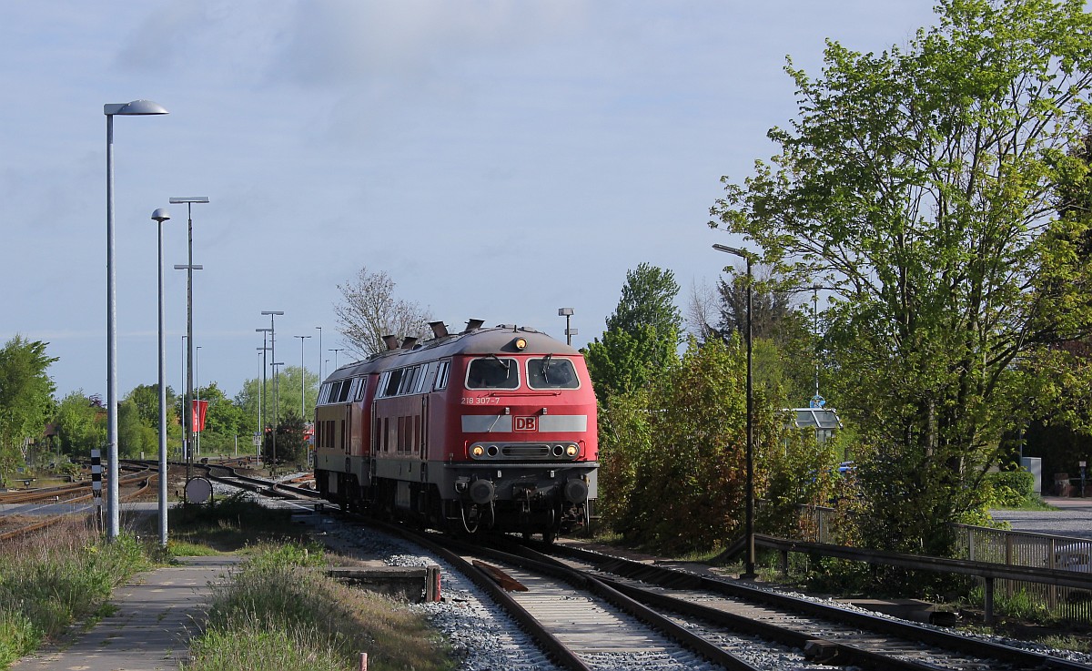 Nachdem die 245 021 zum Bw gefahren wurde kam der Tf mit 218 307-7 REV/HB X/07.09.18 und 218 345-7 REV/HB X/15.10.16 zurck in den Bhf Niebll gefahren. 17.05.2020