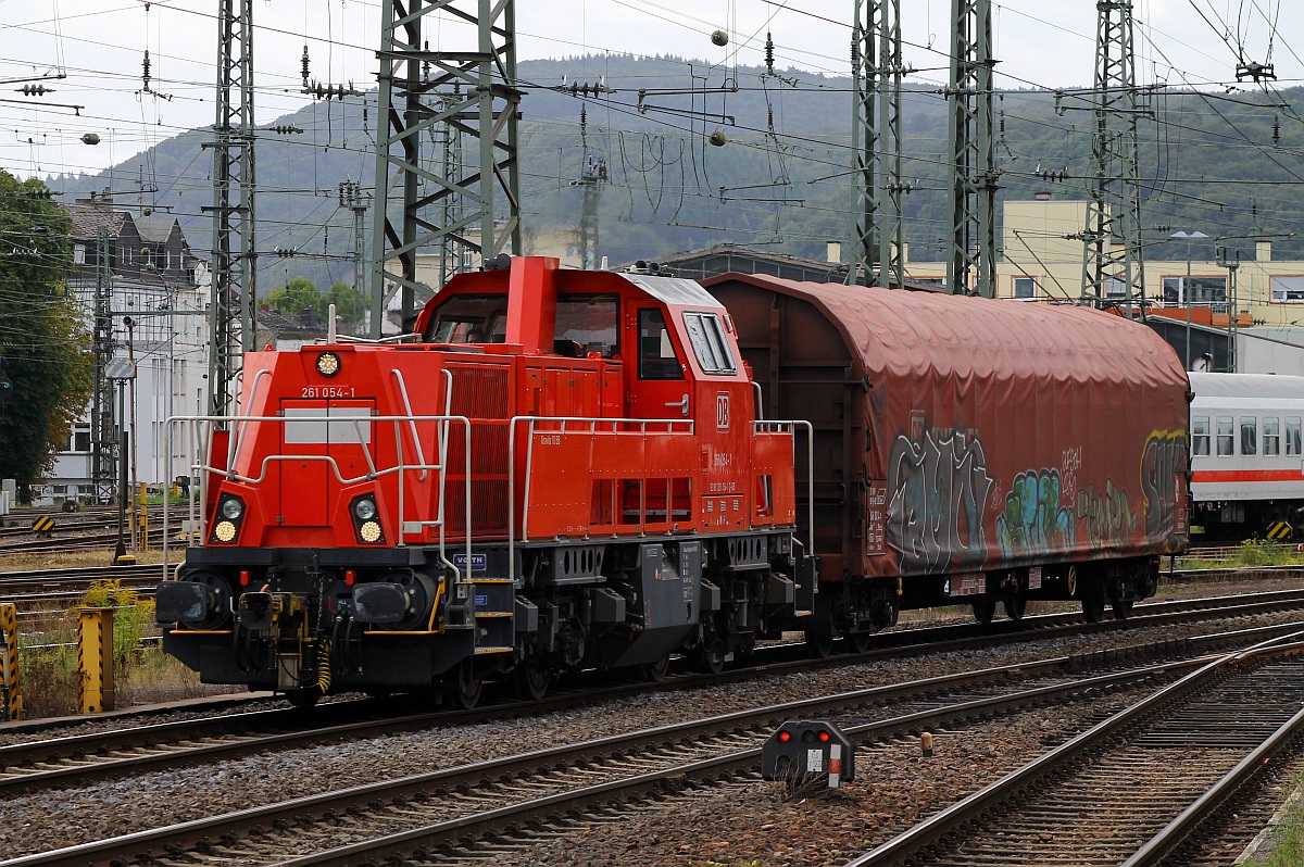 Nachdem 261 054-1 einen Waggon weggebracht hatte kam sie mit einem anderen der eine deutlich hörbare Flachstelle hatte wieder zurück. Koblenz Hbf 16.09.2013