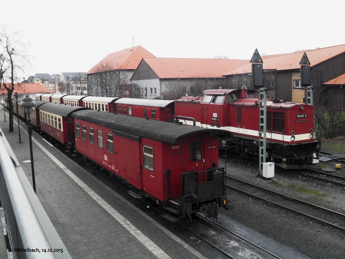 Nachdem am 14.12.2015 die Dampflok mit ihrem Zug zum Brocken ausgefahren ist hat die Diesellok in Wernigerode schon wieder zwei weitere Z�ge bereitgestellt.