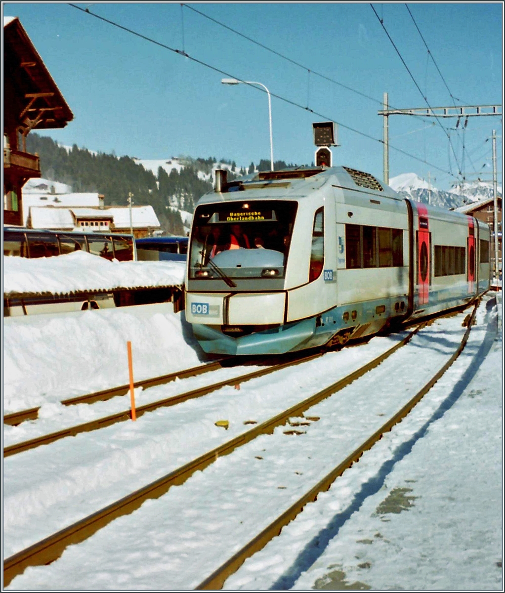 Nachdem am 26 Dez. 1999 der der Sturm  Lothar  übers Land gebraust war, hatten etliche Bahnen Fahrleitungs-Störungen. Da sich diese im Falle der SEZ-Bahn über längere Zeit hinzogen, entschloss sich die Bahn zum ungewohnten Schritt, mit denn abgestellten BOB Dieseltriebzügen der BOB (Bayrische Oberland Bahn) einen Notbetrieb anzubieten. Auf dem Bild erreicht ein BOB  Integral  Zweisimmen. 

7. Jan. 2000